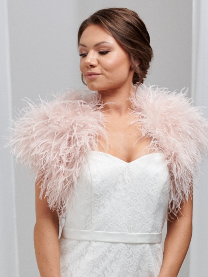 Bolero de noiva com penas de avestruz em rosa blush da Hayworth