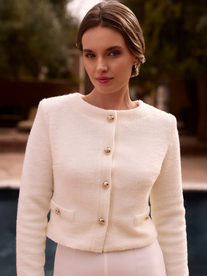 Chaqueta nupcial de punto con botones en color marfil blanco E494