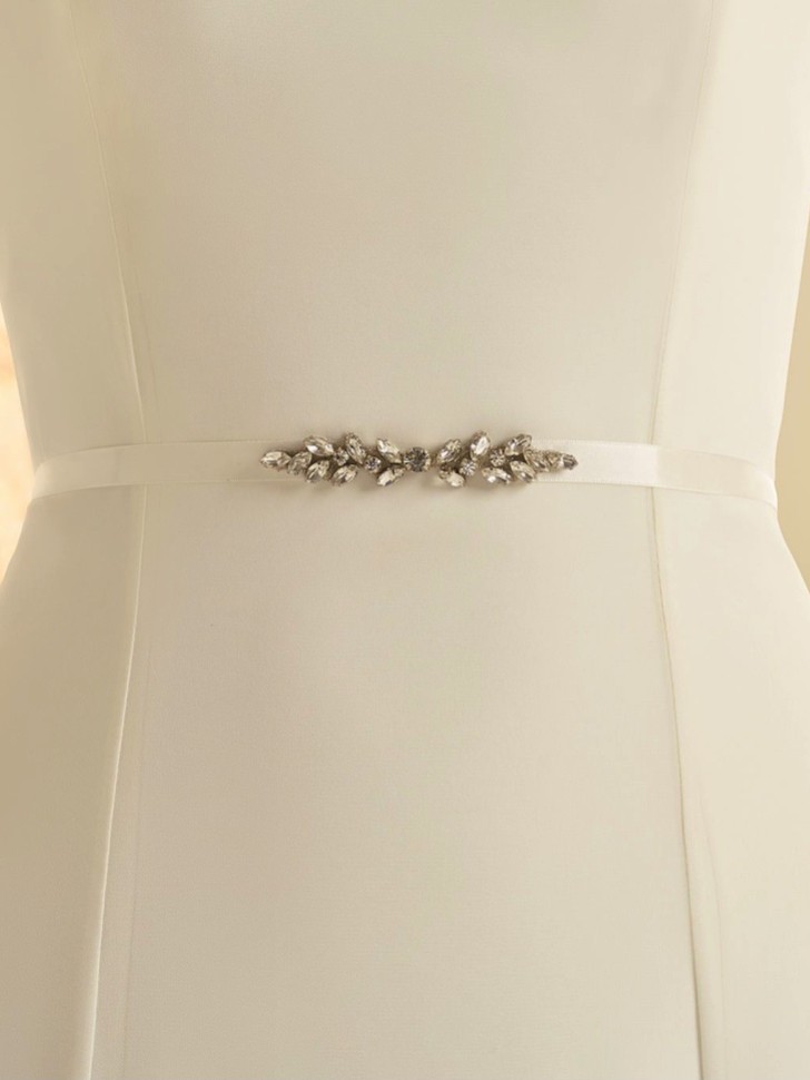 Cinto de casamento estreito em cetim branco com detalhes em cristal