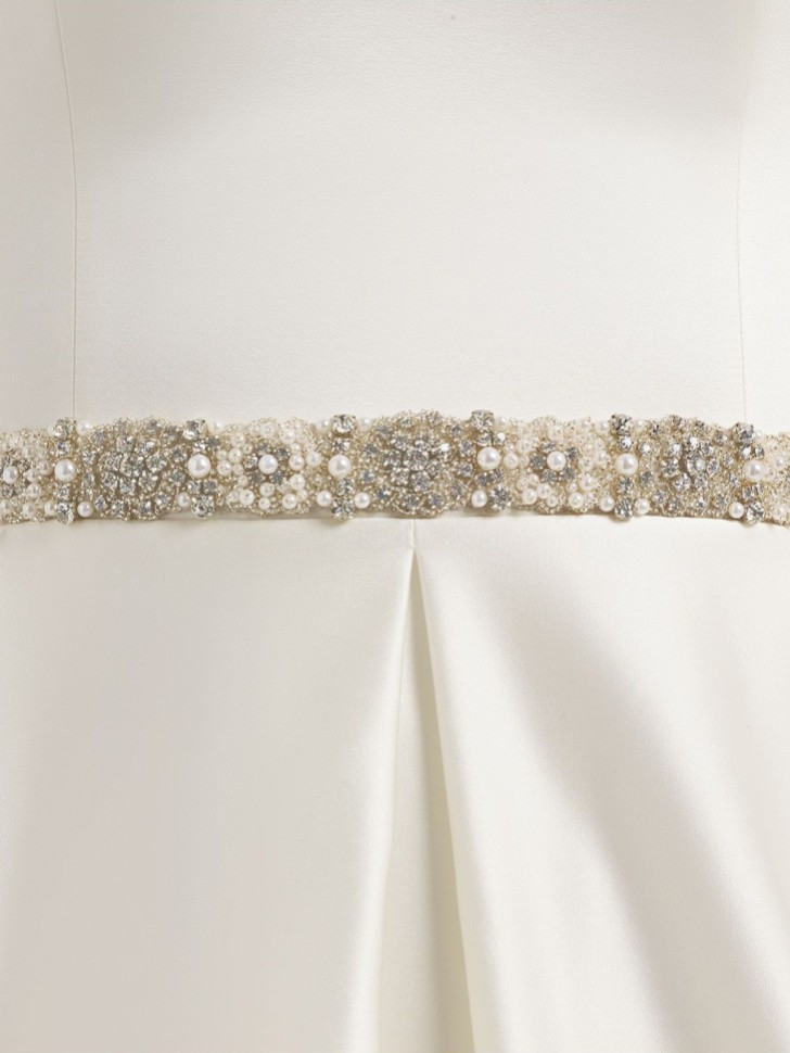 Cinto de cetim branco com detalhes em cristal e pérolas