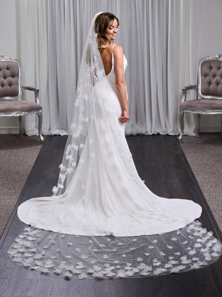 Cloverdale Ivory Single Tier Long 3D Flower Bridal Veil (voile de mariée)