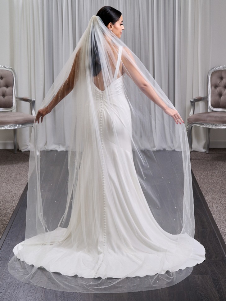 Jednowarstwowy welon z włoskiego tiulu z rozrzuconymi perełkami i kryształkami marki Henley