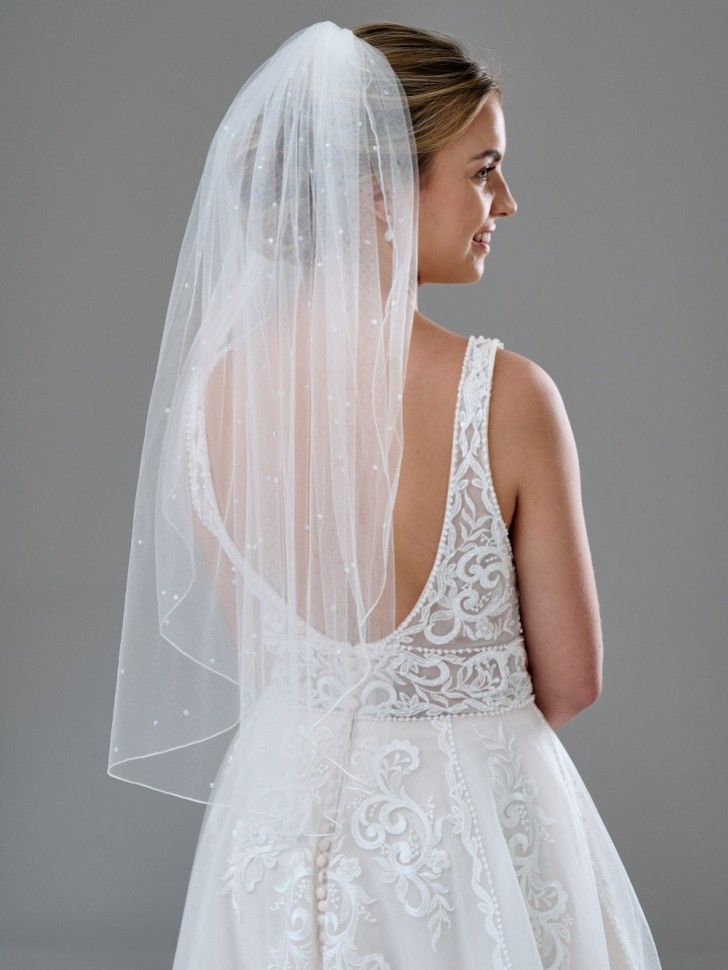 Krótki welon Lovington w kolorze kości słoniowej, z jednym rzędem rozrzuconych kryształków i wykończeniem sznurkowym