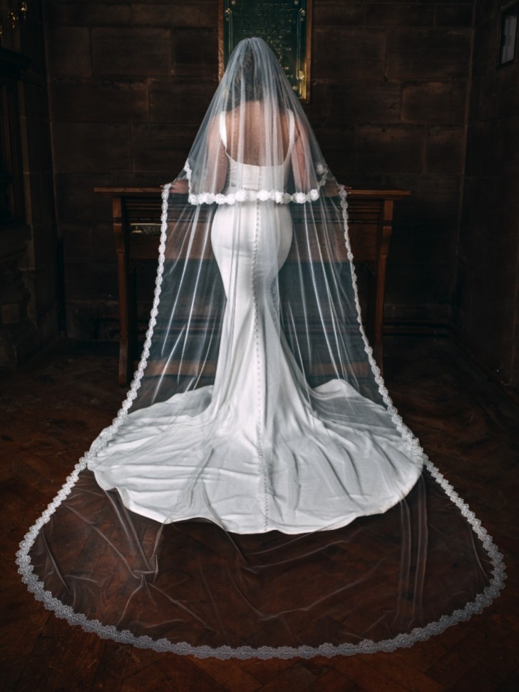 Perfect Bridal Dwupoziomowy welon katedralny w kolorze kości słoniowej z delikatną koronkową lamówką