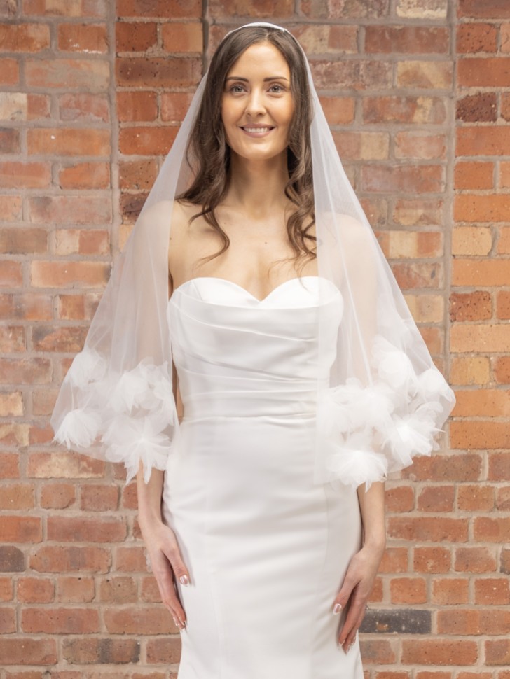 Perfect Bridal Dwupoziomowy welon na palce z krawędzią z trójwymiarowymi kwiatami w kolorze kości słoniowej