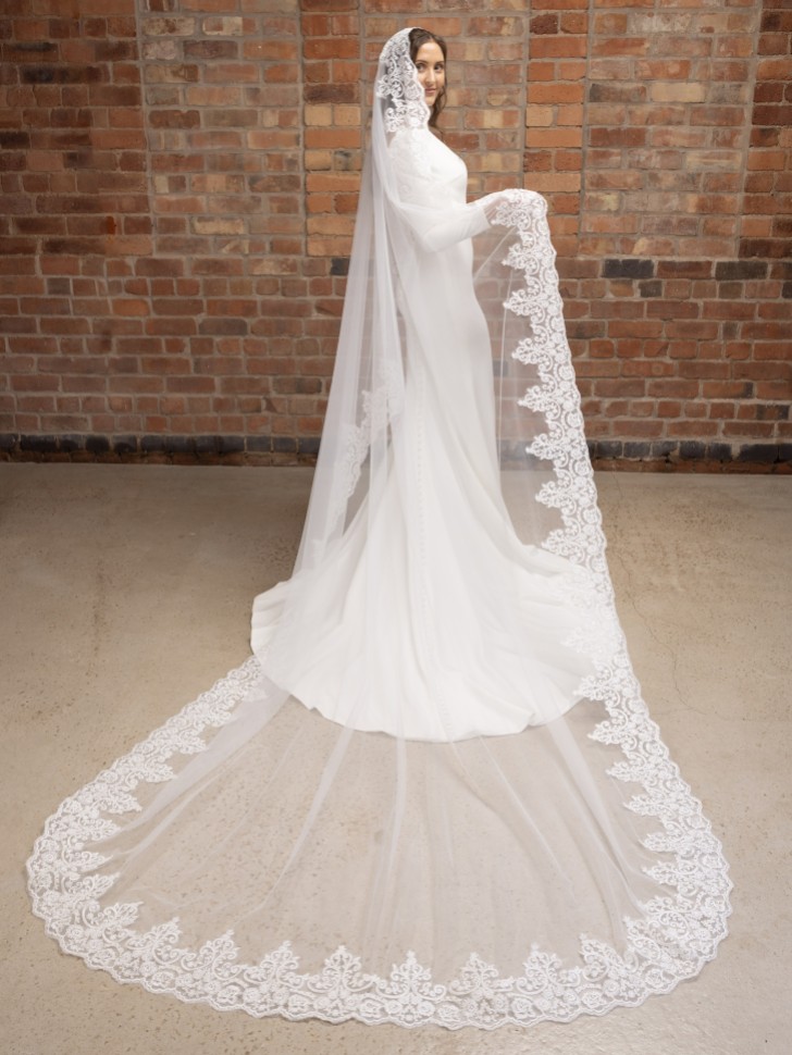 Perfect Bridal Elfenbeinfarbener einstufiger Mantilla-Spitzen-Kathedralschleier