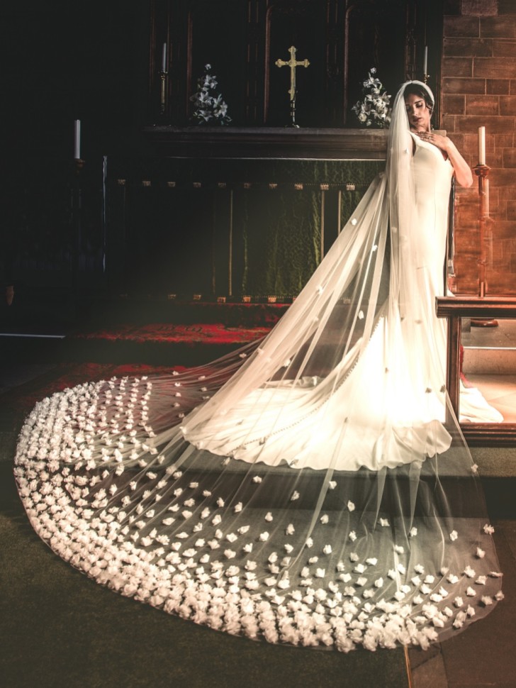 Perfect Bridal Jednoprzewiewny welon katedralny w kolorze kości słoniowej, bogato zdobiony trójwymiarowymi kwiatami