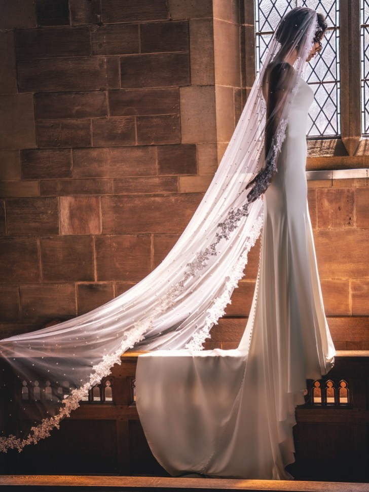 Perfect Bridal Jednoprzewiewny welon katedralny w kolorze kości słoniowej z perłami i kwiecistą koronką na brzegach