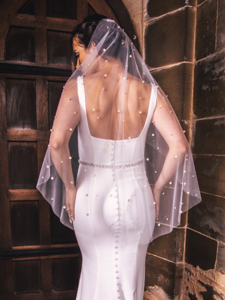 Perfect Bridal Jednowarstwowy, krótki welon z rozrzuconymi perełkami w kolorze kości słoniowej