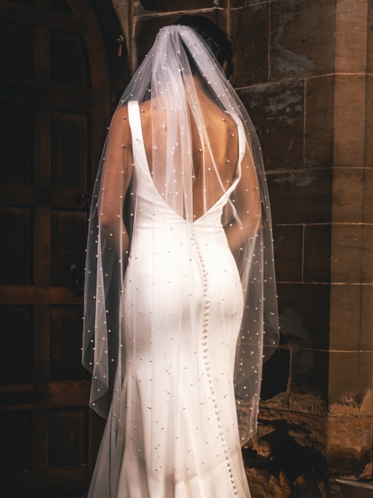 Perfect Bridal Jednowarstwowy welon z krawędzią o postrzępionych brzegach, z rozrzuconymi perełkami, w kolorze kości słoniowej