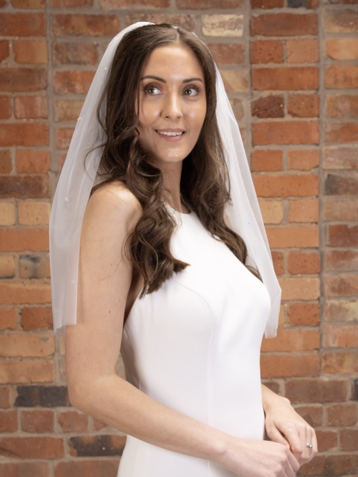 Perfect Bridal Krótki welon w kolorze kości słoniowej, z jednym rzędem kryształków, o postrzępionych brzegach