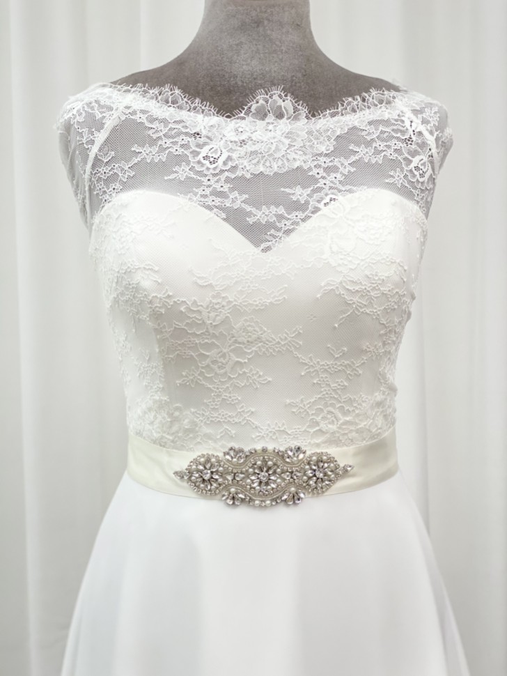 Perfect Bridal Pasek do sukienki Isla z motywem kwiatowym, kryształkami, perełkami i koralikami