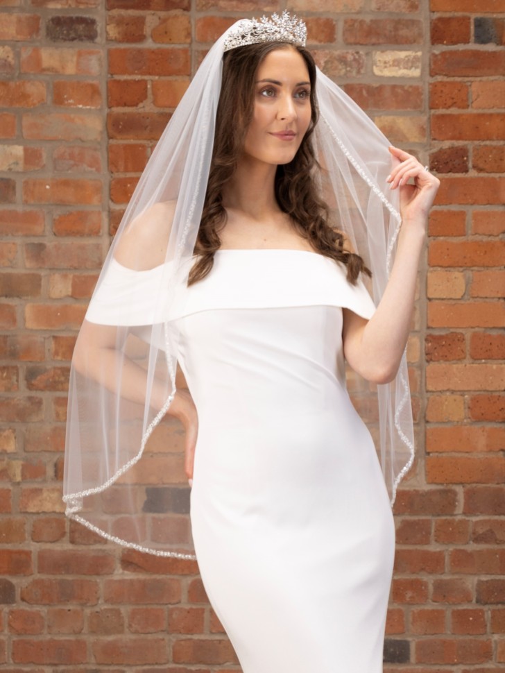 Perfect Bridal Véu curto até a ponta dos dedos, de uma camada, em marfim, com borda bordada a prata