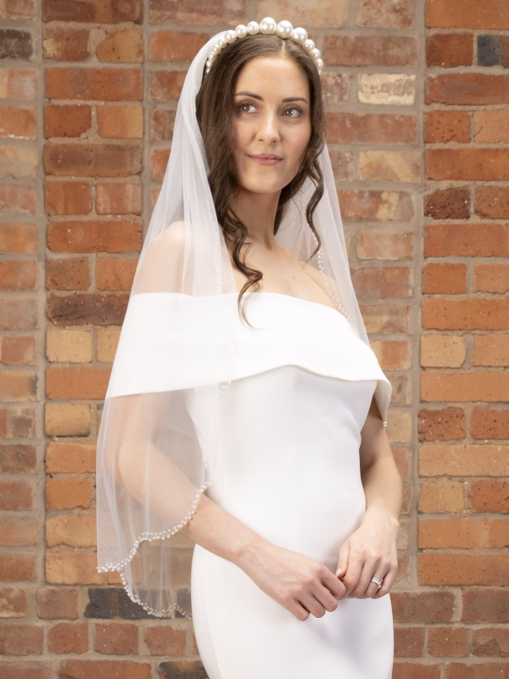 Perfect Bridal Véu curto de uma camada em marfim com borda recortada em forma de concha