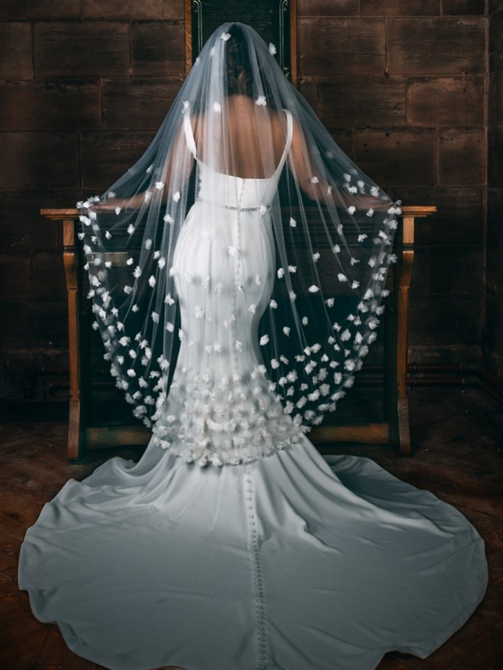 Perfect Bridal Velo de una sola capa en color marfil con flores en 3D y largo de vals
