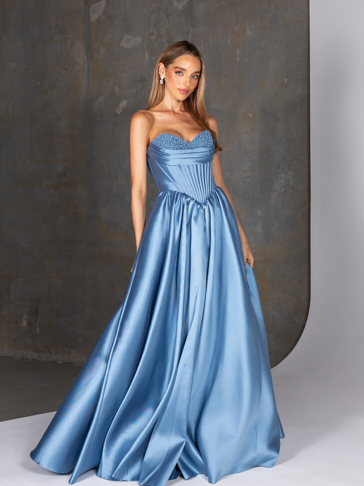 Vestido de gala azul empolvado de Tania Olsen Damalia