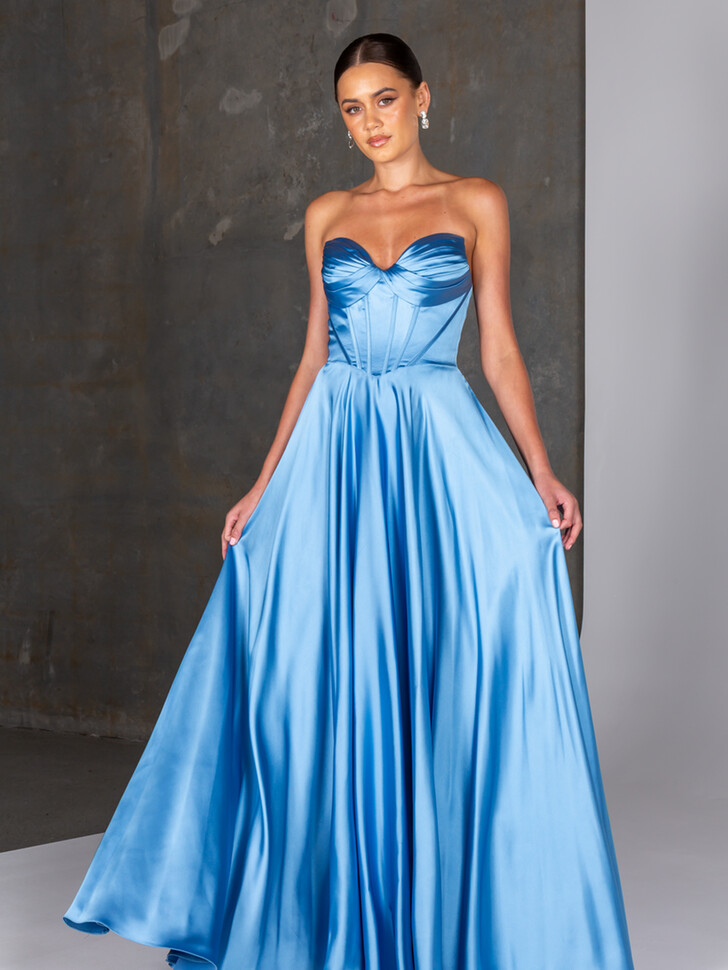 Vestido de gala azul empolvado de Tania Olsen Donata