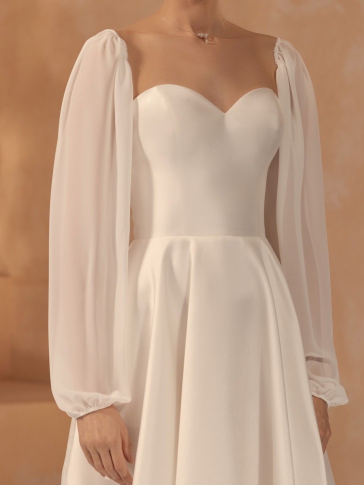 Vestido longo de chiffon em tom de marfim com mangas