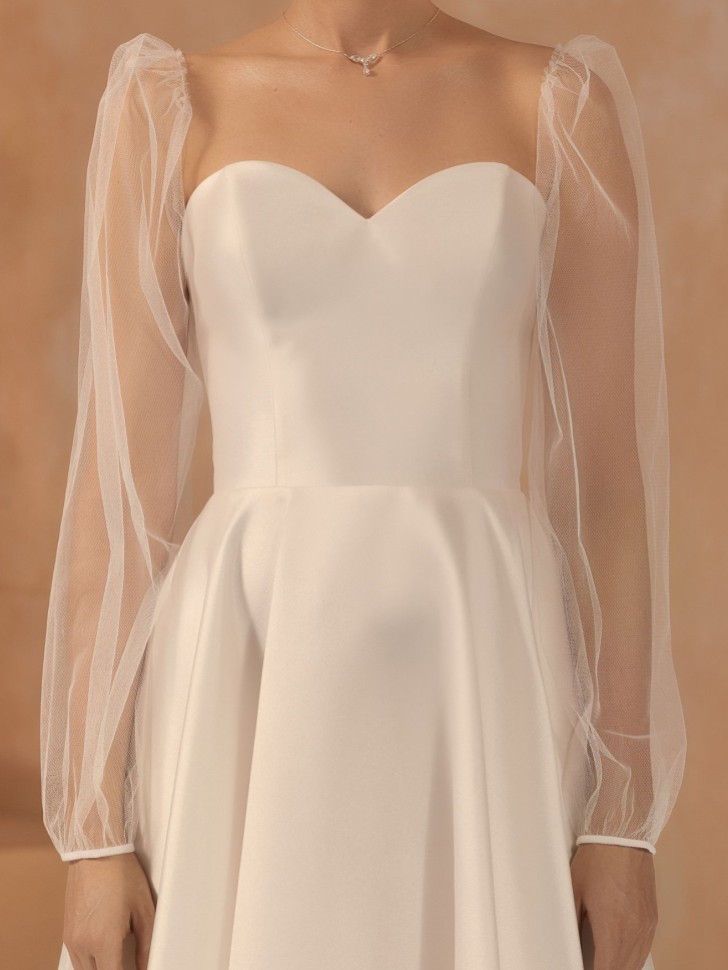 Vestido longo de tule com mangas em branco marfim