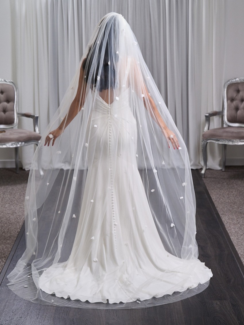 Photograph: Aviemore Voile à un étage en tulle italien avec fleurs 3D dispersées