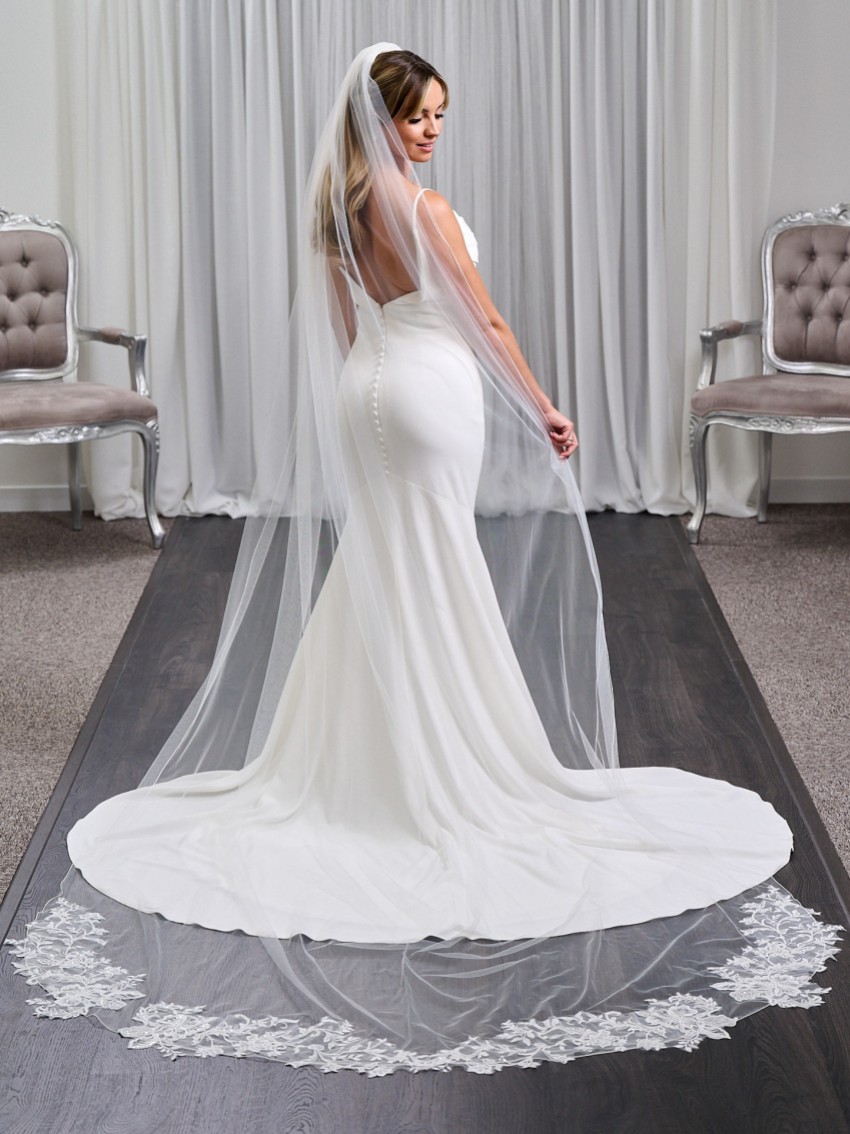 Photograph: Belvedere Ivory Long Single Tier Veil with Floral Lace Motifs (voile long à un seul niveau avec motifs floraux en dentelle)