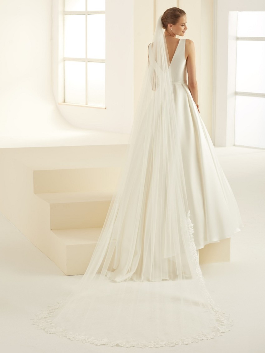 Fotograf: Bianco Einstöckige Cut Edge Kathedrale Schleier mit Pailletten floralen Spitze Zug S342