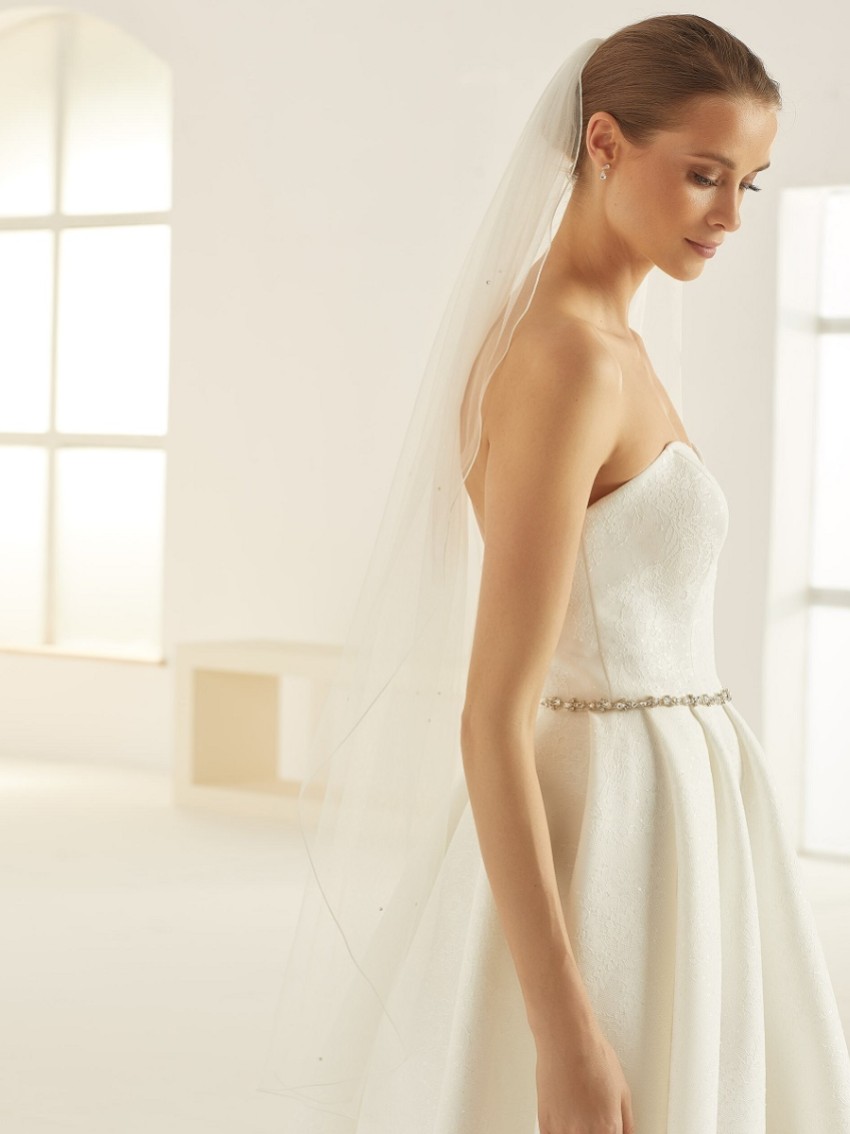 Fotograf: Bianco Elfenbein einstufiger Swarovski-Kristall-Fingerspitzenschleier mit Kordelrand S320