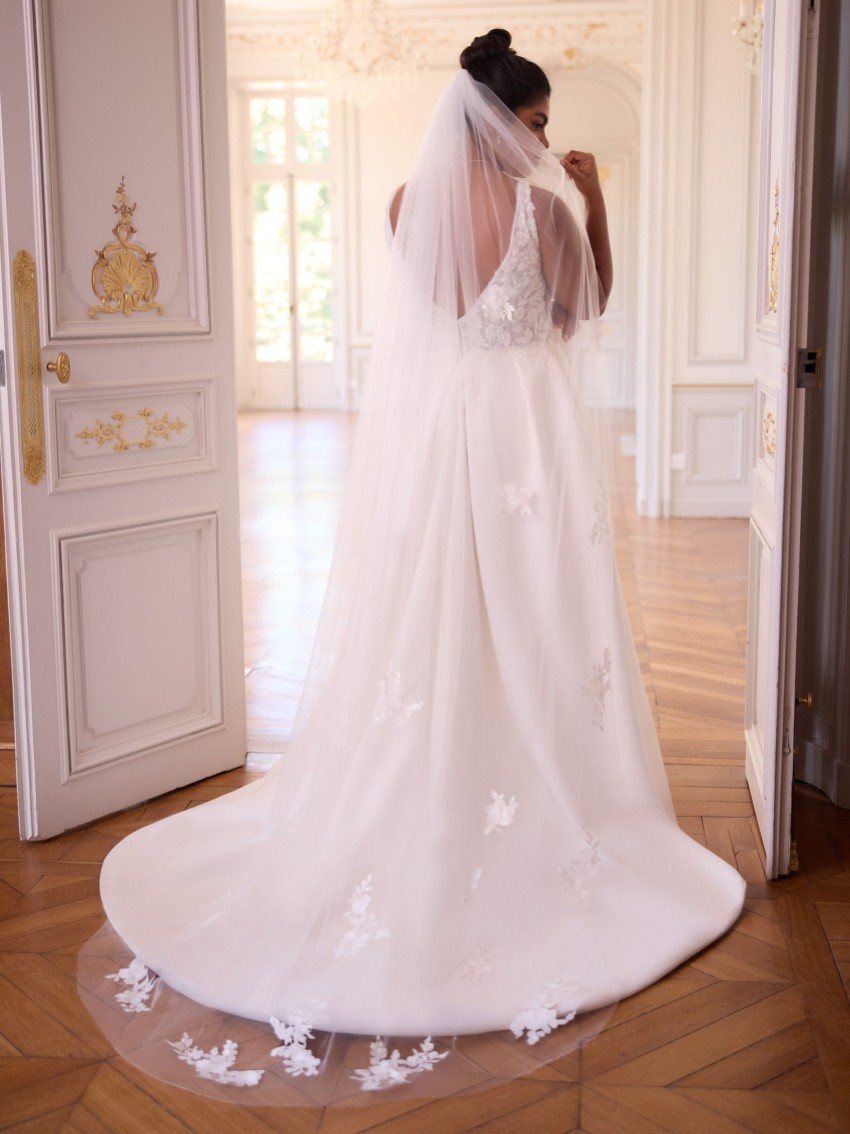 Photograph: Bianco Ivory Single Tier Cut Edge Lace Applique Chapel Veil S529