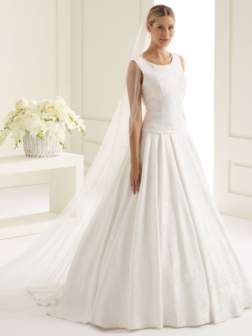 Photograph: Bianco Ivory Single Tier Swarovski Crystal Chapel Veil with Corded Edge S223 (Voile de chapelle à un étage en cristal Swarovski avec bord en cordon)