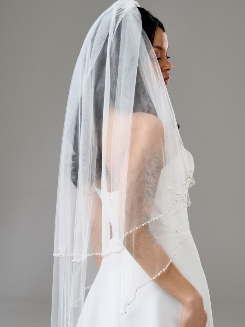 https://www.laceandfavour.com/_cache/_products_main/850x1134/charleston-ivory-two-tier-bead-diamante-and-pearl-edge-veil-8896.jpg