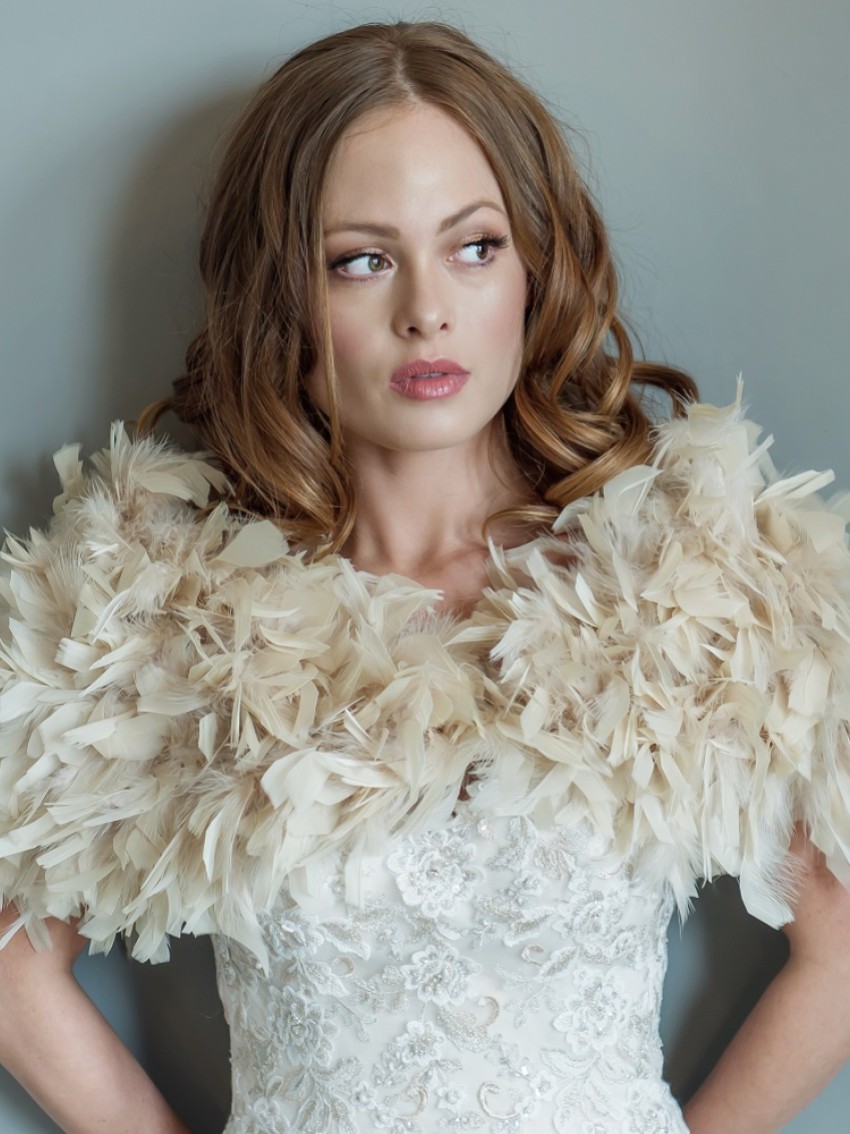 Fotografia: Estola de noiva Olivia Champagne com babados e penas