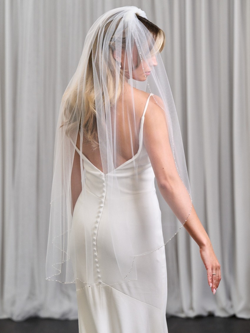Photograph: Fairmont Ivory Single Tier Fingertip Veil with Pearl and Beaded Edge (Voile de bout de doigt à un seul niveau, avec perles et bordures)