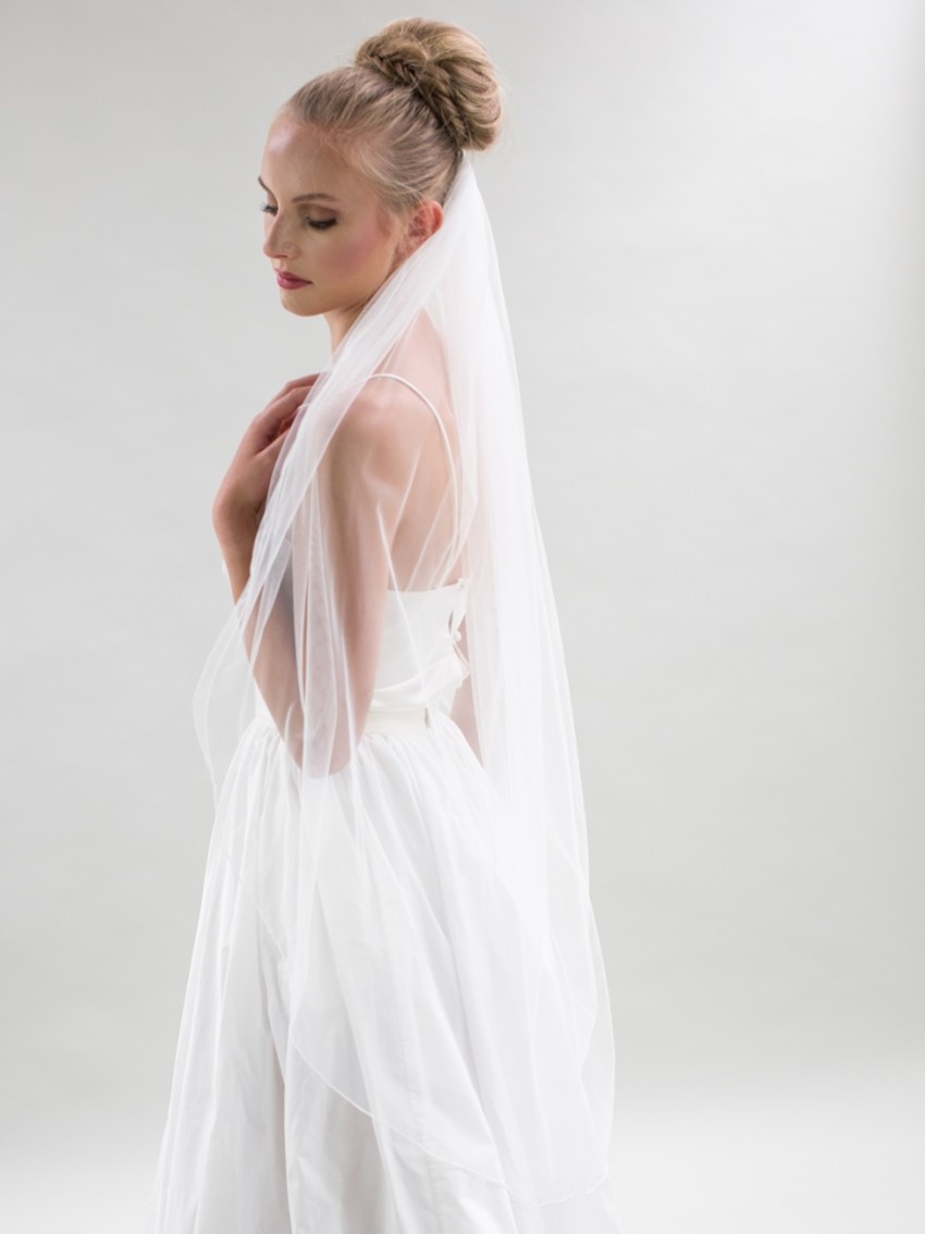 Fotograf: Joyce Jackson Maine Einstöckiger Tüllschleier mit Bleistiftkante