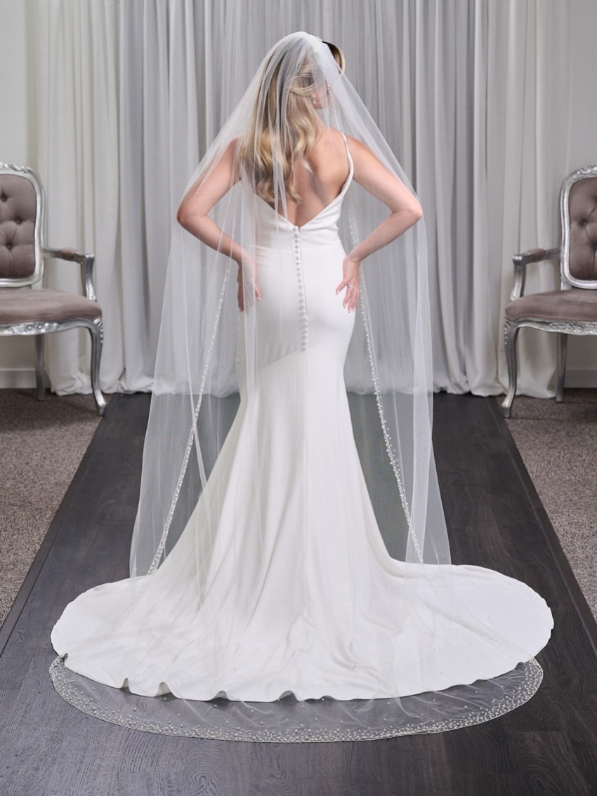 Photograph: Manhattan Ivory Single Tier Long Pearl and Crystal Embellished Veil (voile long orné de perles et de cristaux)