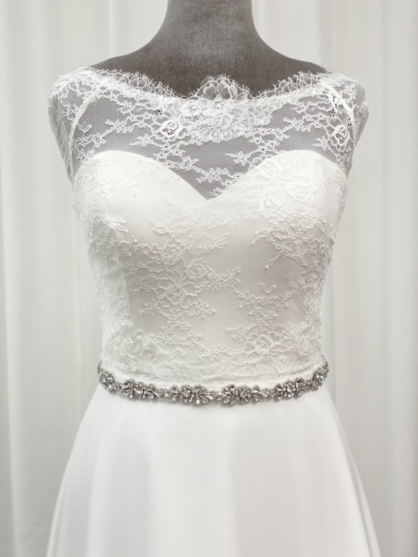 Fotografía: Perfect Bridal Cinturón floral con adornos de cristal Elodie Slim