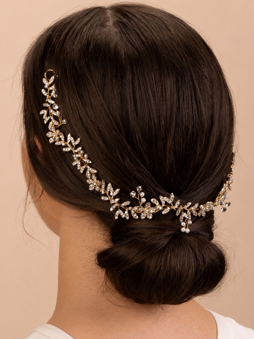 Photograph: Perfect Bridal Couronne de cheveux de mariée délicate en or et cristaux scintillants