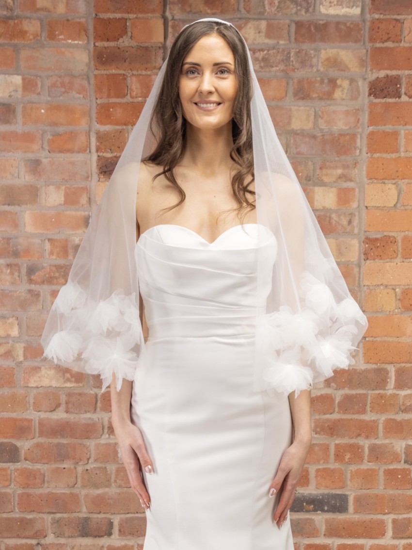 Zdjęcie: Perfect Bridal Dwupoziomowy welon na palce z krawędzią z trójwymiarowymi kwiatami w kolorze kości słoniowej