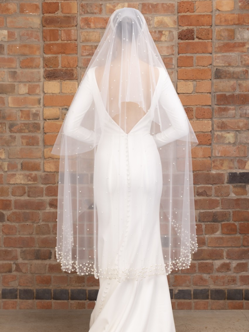 Zdjęcie: Perfect Bridal Dwupoziomowy welon w kolorze kości słoniowej, bogato zdobiony perłami, o długości do połowy łydki