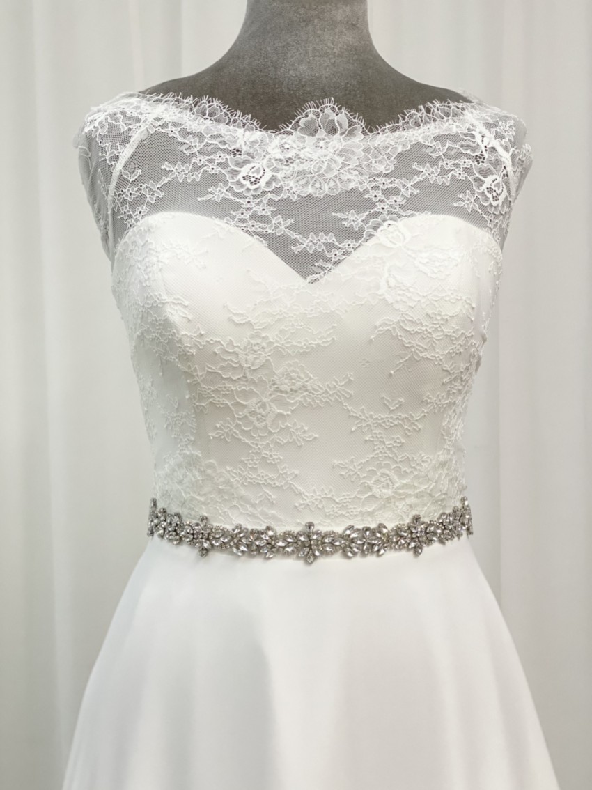 Zdjęcie: Perfect Bridal Elegancki, wąski pas ślubny Arabella z kryształkami