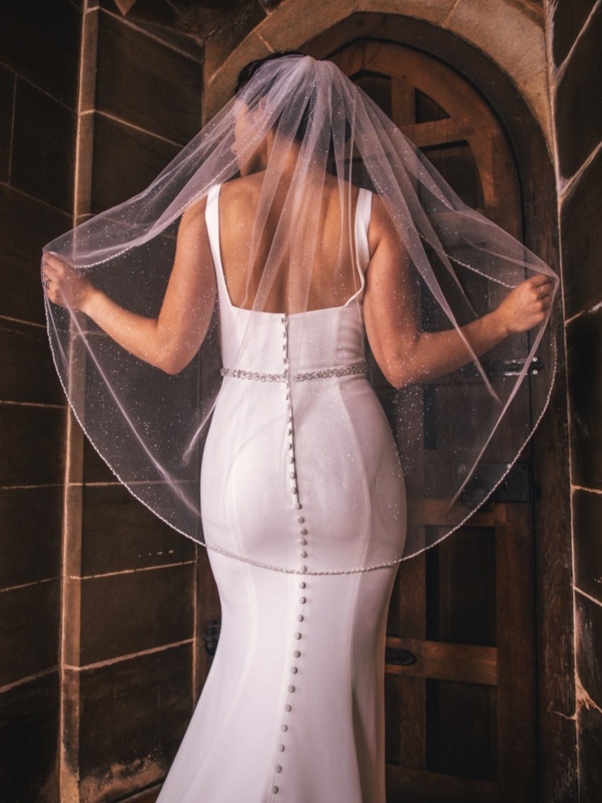 Fotograf: Perfect Bridal Elfenbeinfarbener einstufiger Schleier aus Glitzertüll mit Perlen und Kristallen an den Fingerspitzen