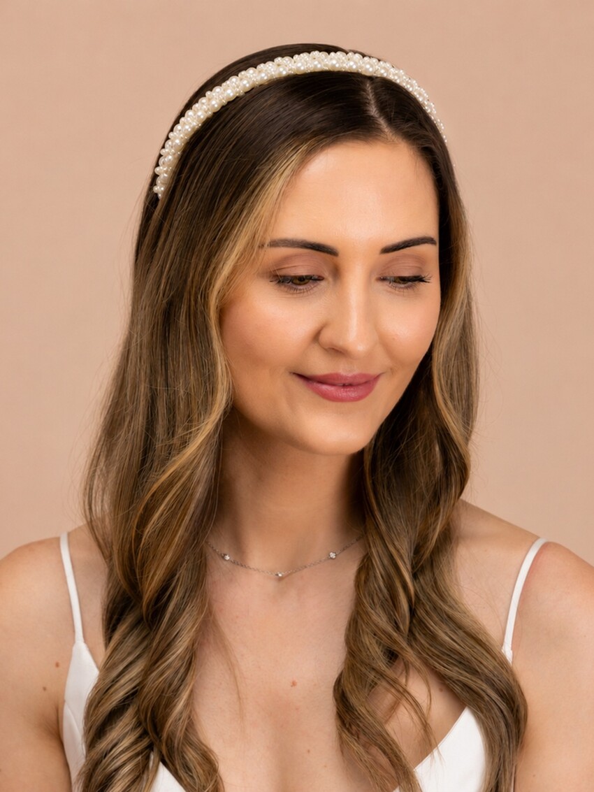 Fotografia: Perfect Bridal Fita para o cabelo de noiva fina em marfim perolado