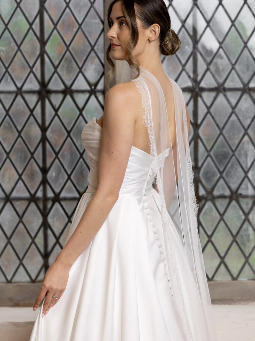 Fotografia: Perfect Bridal Foulard da sposa con bordi in pizzo Chantilly color avorio