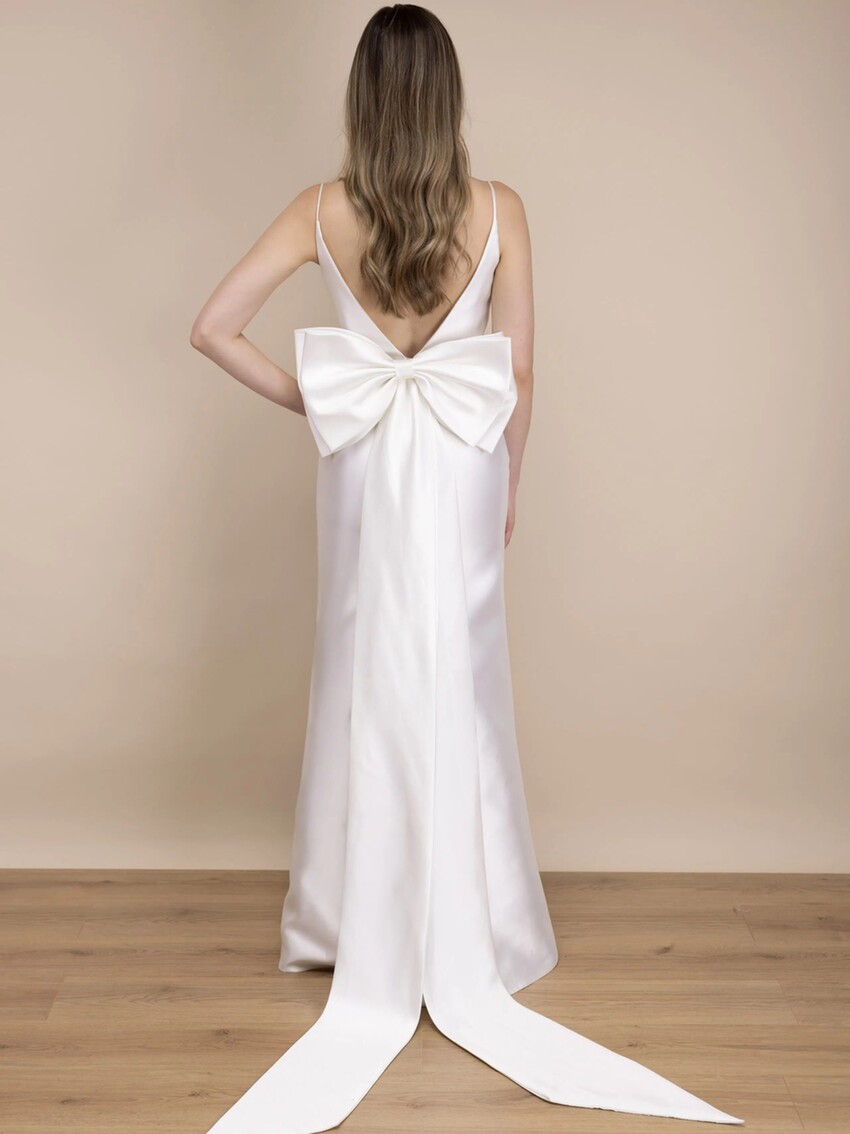 Fotografia: Perfect Bridal Grande laço de cetim removível para vestido de noiva