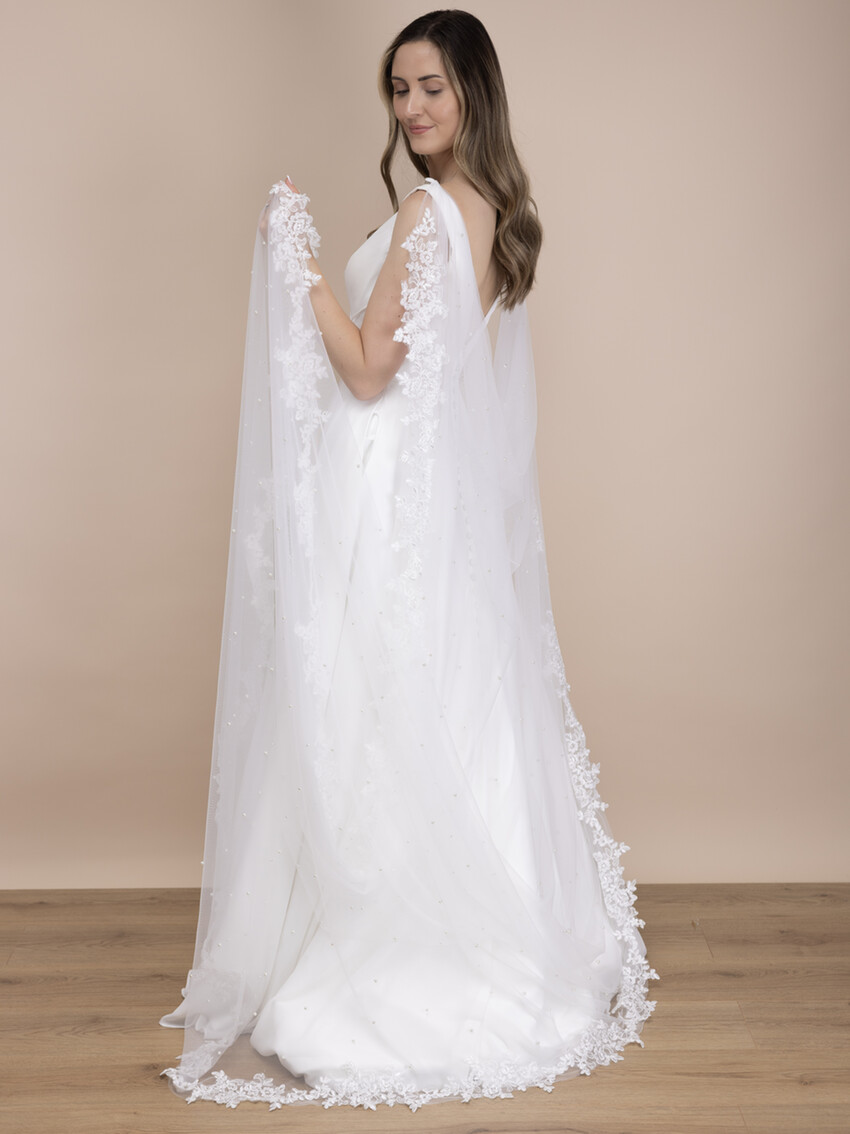 Fotografia: Perfect Bridal Ivory Lace and Pearl Cowl Drape Back Cathedral Veil