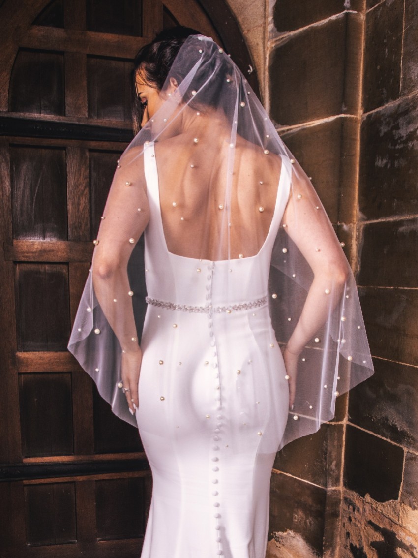 Zdjęcie: Perfect Bridal Jednowarstwowy, krótki welon z rozrzuconymi perełkami w kolorze kości słoniowej