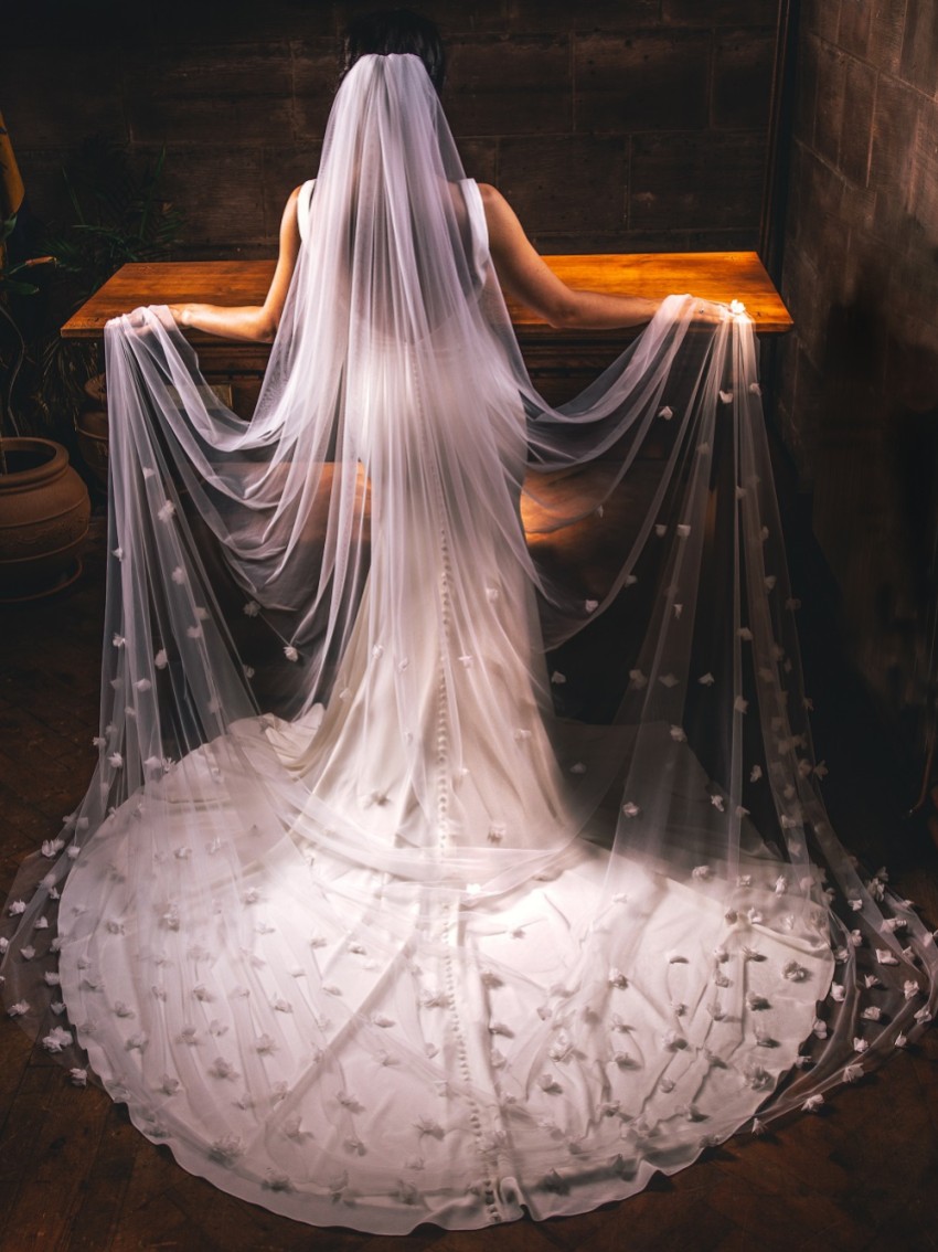 Zdjęcie: Perfect Bridal Jednowarstwowy welon katedralny w kolorze kości słoniowej z trójwymiarowymi kwiatami