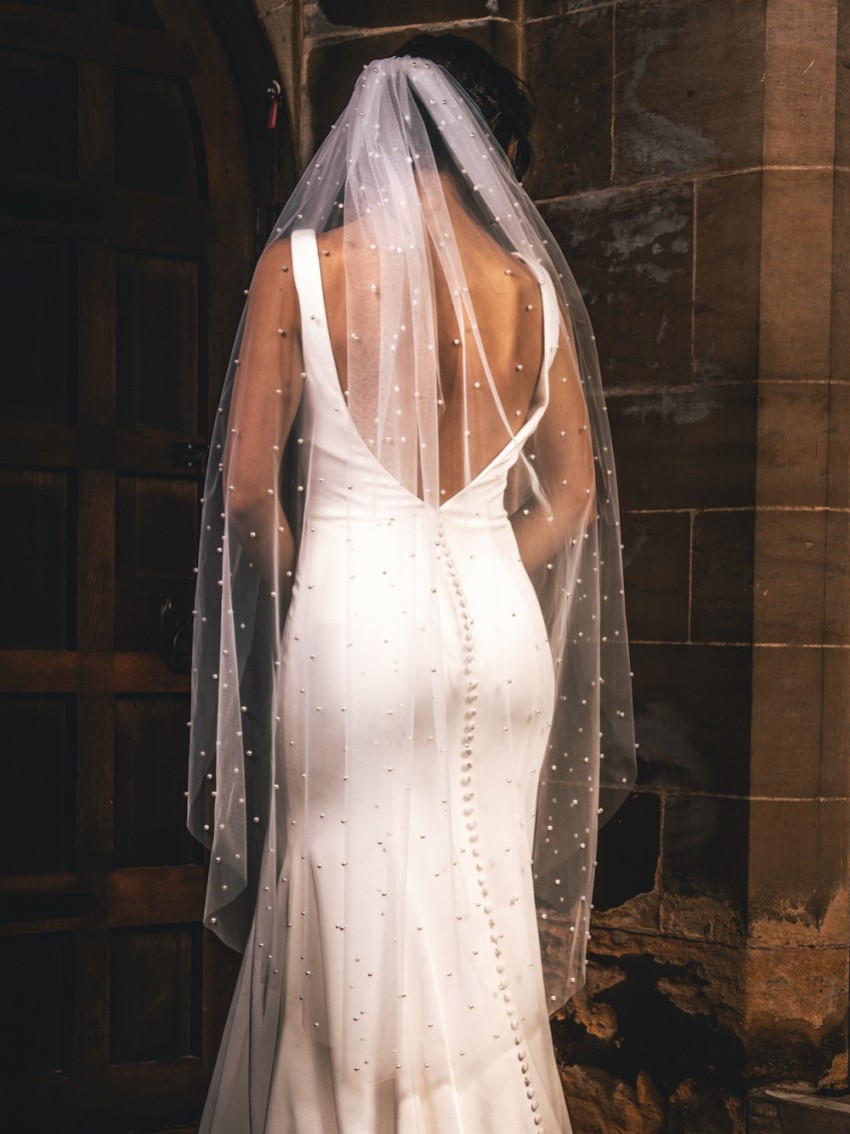 Zdjęcie: Perfect Bridal Jednowarstwowy welon z krawędzią o postrzępionych brzegach, z rozrzuconymi perełkami, w kolorze kości słoniowej