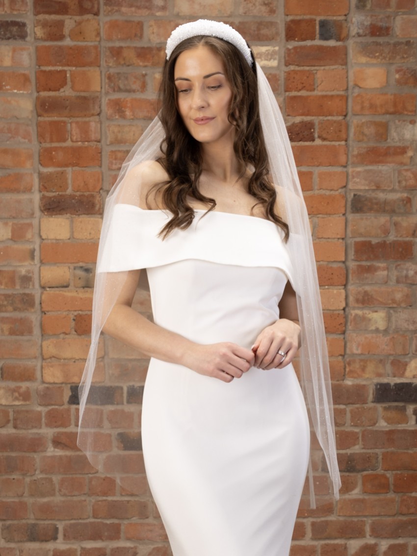 Zdjęcie: Perfect Bridal Jednowarstwowy welon z tiulu w kolorze kości słoniowej z brokatem, sięgający do czubków palców