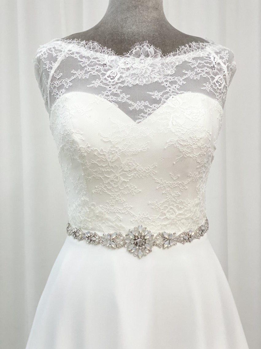 Zdjęcie: Perfect Bridal Pasek do sukni ślubnej Sadie z kwiatowym wzorem i kryształami opalowymi