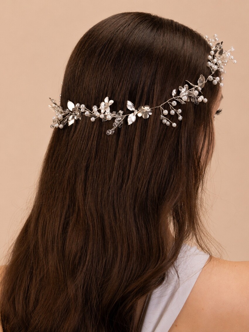 Fotografía: Perfect Bridal Pearl Clear Crystal Leaf Bridal Hair Vine